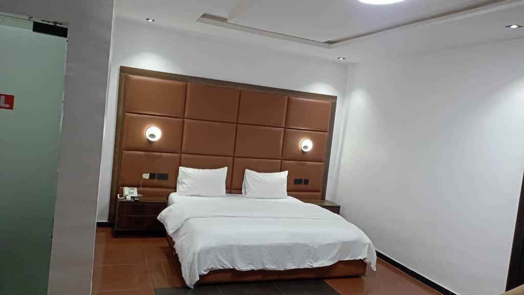 Hotel 35 Embassy ลากอส ภายนอก รูปภาพ