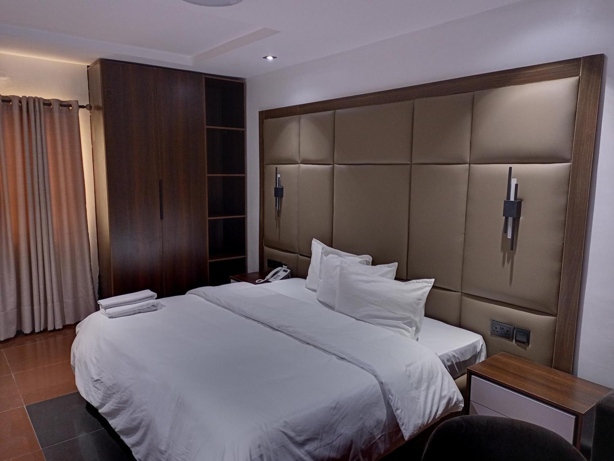 Hotel 35 Embassy ลากอส ภายนอก รูปภาพ
