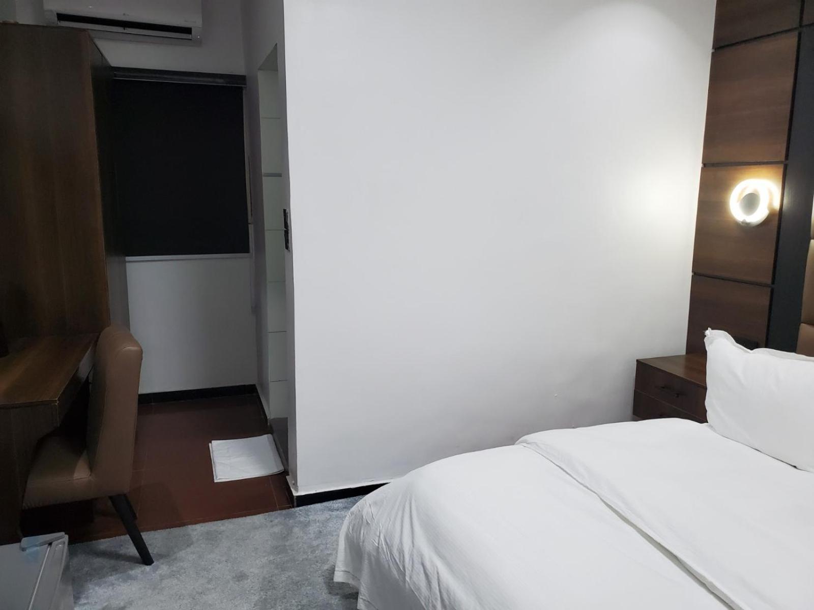 Hotel 35 Embassy ลากอส ภายนอก รูปภาพ